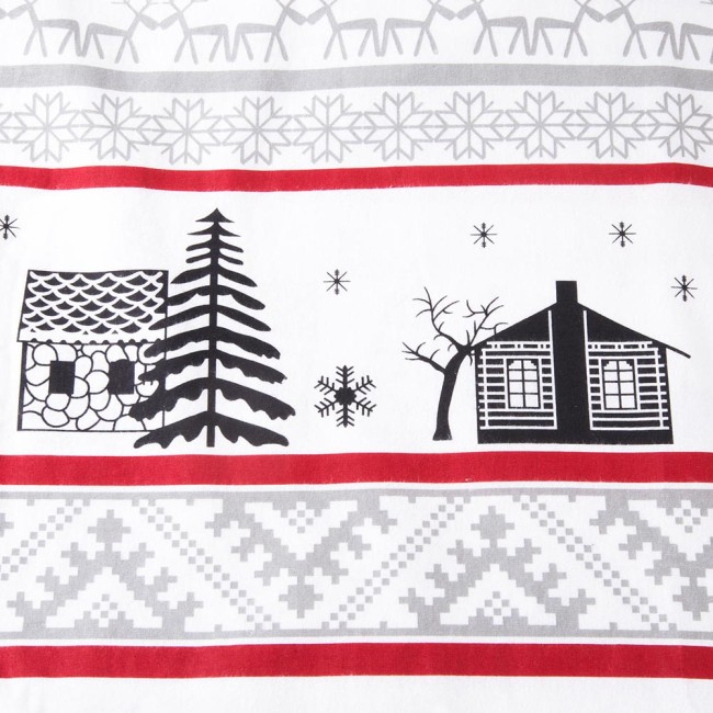 Pościel flanelowa 140x200 Selvia w kolorze białym z nadrukiem choinek i chat. Wzory w odcieniach czerni, szarości oraz czerwieni, umieszczone na tle białym. Wzór z grafiką drzew, domków i płatków śniegu, tekstura flanelowa, nadająca ciepło.
