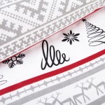 Pościel flanelowa 140x200 cm w kolorze białym, ozdobiona wzorami choinek oraz chatkami w odcieniach szarości i czerwieni. Produkt leży na płaskiej powierzchni, pokazując detale wzorów i fakturę materiału flanelowego.