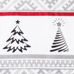 Pościel flanelowa Selvia 140x200 w białym kolorze z czarnymi choinkami i czerwonymi akcentami. Widok frontalny, tekstura gładka, wzór z motywami bożonarodzeniowymi. Dół ozdobiony szarym wzorem geometrycznym, brak widocznych napisów.