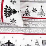 Pościel flanelowa 140x200 Selvia w białym kolorze z czarnymi wzorami choinek, chatki i gwiazdek. Bieżnik z szarymi i czerwonymi paskami. Poduszka z wzorem choinki, widoczna z boku. Produkt rozłożony na łóżku z gładkim tłem. Flanela o miękkiej fakturze.