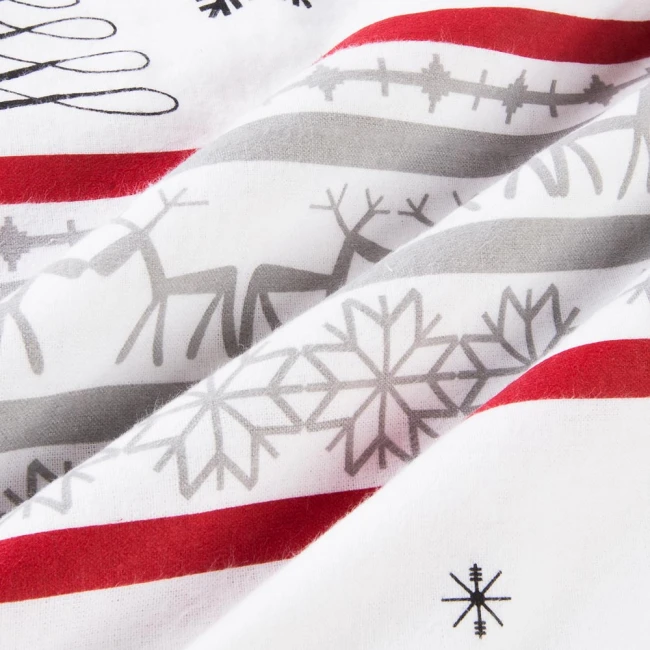 Pościel flanelowa w rozmiarze 140x200 cm, wykonana z białej flaneli zdobionej w szare choinki oraz czerwone i szare pasy. Widok z bliska, tkanina gładka, w lekkich fałdach, bez widocznych detali jak guziki czy logo.