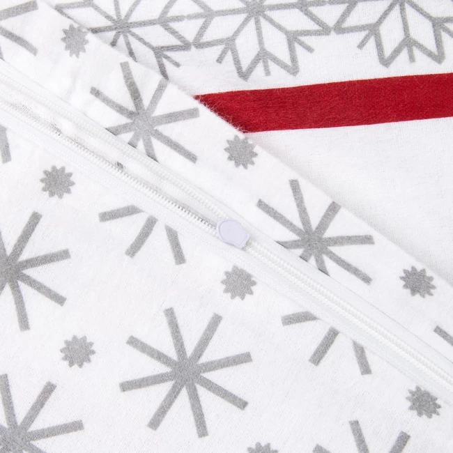 Pościel flanelowa 140x200 w białej kolorystyce z szarymi wzorami choinek i chatki, detal z zamkiem błyskawicznym. Materiał miękki i przyjemny w dotyku, ułożona w złożony sposób, istotne detale widoczne na zdjęciu.