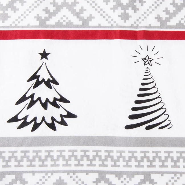 Biała pościel flanelowa 180x200 z wzorem choinek i świątecznych dekoracji, materiał teksturowany. Ujęcie z bliska, na gładkim tle, w zbliżeniu na detale wzoru w odcieniach czerni i szarości. Idealna na zimowe wieczory.