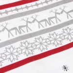 Pościel flanelowa 180x200 Selvia w białym kolorze z graficznym wzorem choinek i reniferów w odcieniach szarości i czerwieni, ukazana w zbliżeniu. Materiał o przyjemnej fakturze, idealny na zimowe noce. Widoczny logos Flanelove w rogu.