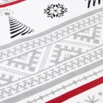 Pościel flanelowa 180x200 Selvia w białym kolorze z wzorem w choinki, śnieżynki oraz geometryczne motywy w odcieniach szarości i czerwieni. Złożona, ukazana pod kątem, na białym tle, podkreślająca fakturę materiału i detale wzorów.