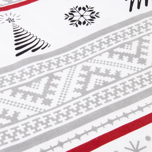 Pościel flanelowa 180x200 Selvia w białym kolorze z wzorem w choinki, śnieżynki oraz geometryczne motywy w odcieniach szarości i czerwieni. Złożona, ukazana pod kątem, na białym tle, podkreślająca fakturę materiału i detale wzorów.