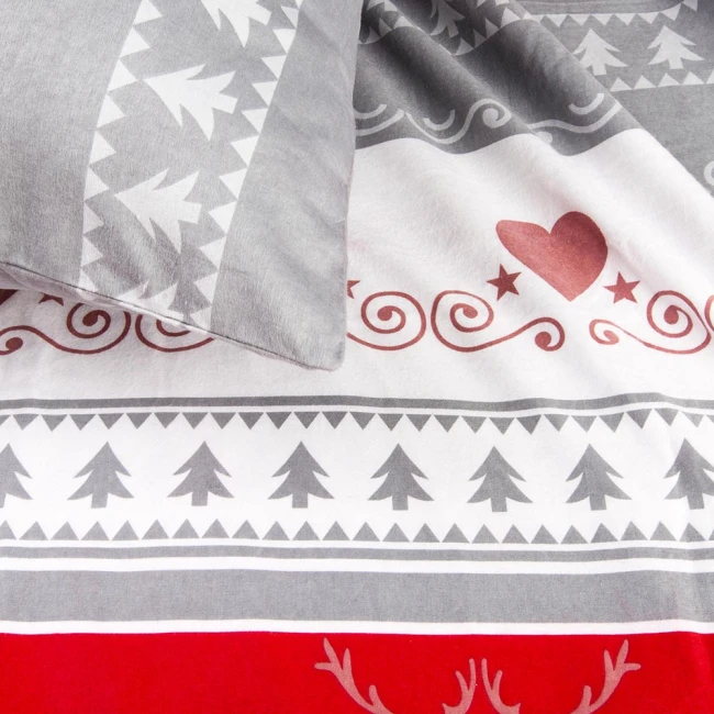 Pościel flanelowa 220x200 w kolorach szaro-białych i czerwonych z motywami serc, choinek i spiralnych wzorów. Złożona na łóżku, z poduszką na wierzchu. Widoczna miękka faktura flaneli. Ujęcie z góry, na białym tle, skupiające się na wzorach.
