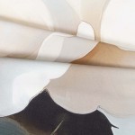 Pościel satyna bawełniana w kolorze szaro-kremowym z delikatnym wzorem róż. Odpoczywający materiał ukazany z bliska, złożony w fałdy, co eksponuje jego miękkość i teksturę. Idealna do sypialni, zapewniająca elegancki wygląd.