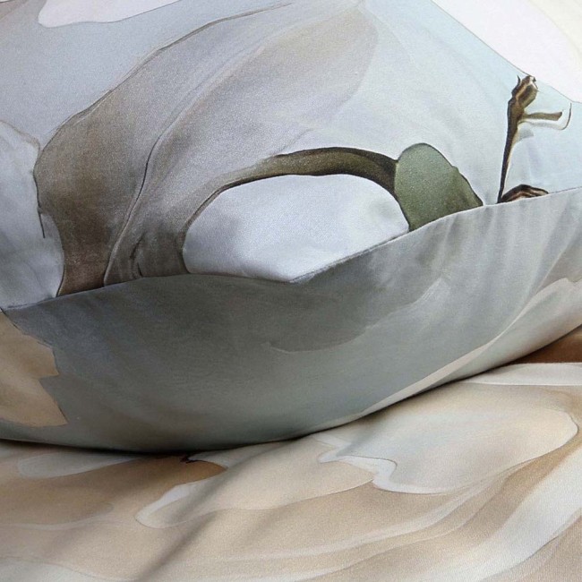 Pościel satyna bawełniana 140x200 w odcieniach szarości z kremowymi różami. Złożona, z bliska ukazuje subtlne detale wzoru i teksturę tkaniny. Tło jasne, co podkreśla elegancję wzoru. Widoczne łączenia materiałów. Brak czytelnych napisów.