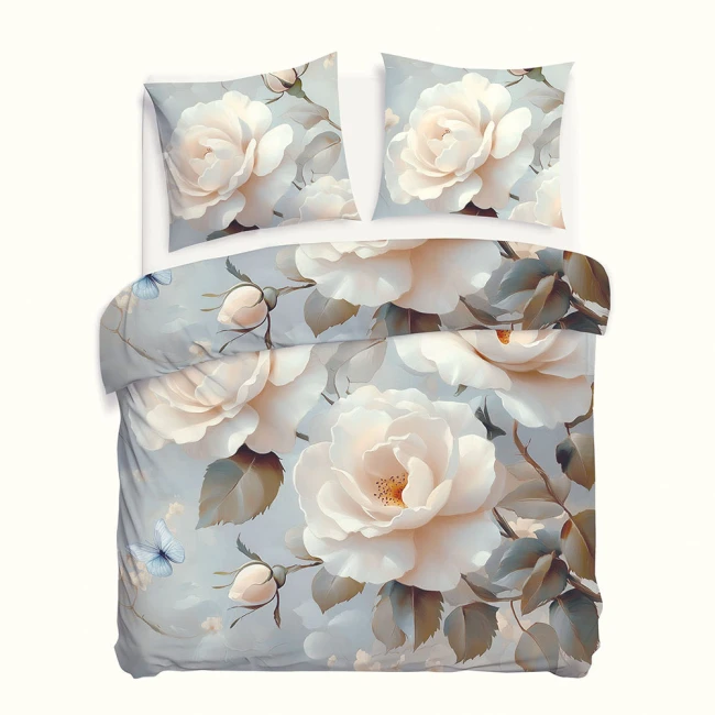 Pościel satyna bawełniana 180x200 cm w kolorze szaro-kremowym z dużymi, delikatnymi różami. Zestaw obejmuje poszewki na poduszki oraz kołdrę, ukazany w układzie leżącym na jasnym tle, z wyraźnym nadrukiem kwiatowym.