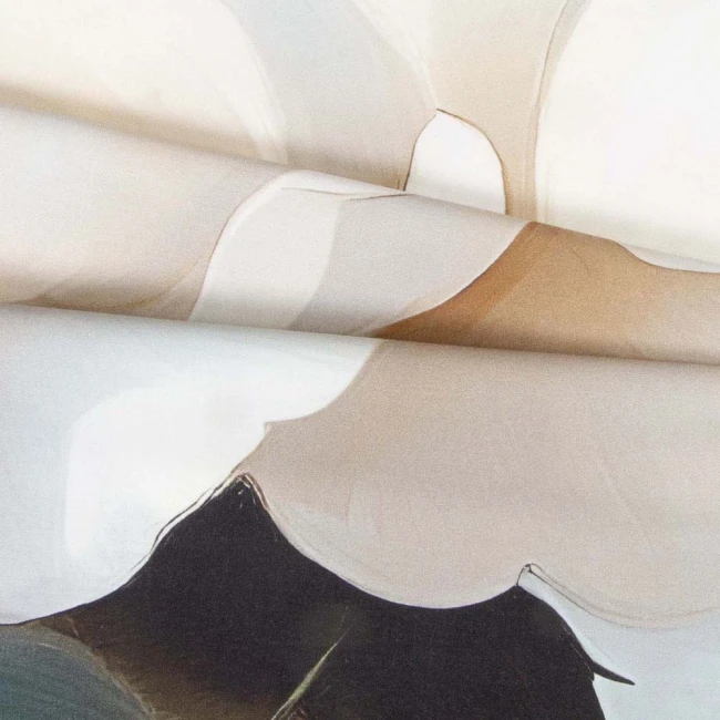 Pościel satyna bawełniana 180x200 Riviera w kolorze szarym z kremowymi różami, złożona w sposób ukazujący delikatne wzory i gładką teksturę materiału, leży na białym tle, podkreślając elegancki design.