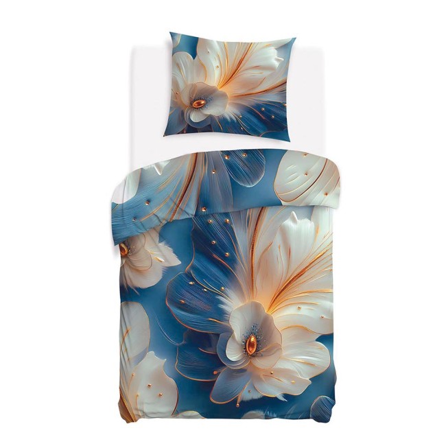 Pościel satyna bawełniana 140x200 Auroria w kolorze niebieskim z motywem złotych kwiatów. Kompletny zestaw obejmuje poszewkę na poduszkę i poszwę na kołdrę, układającą się wzdłuż łóżka. Wzór kwiatowy w delikatnych odcieniach bieli, złota i błękitu.