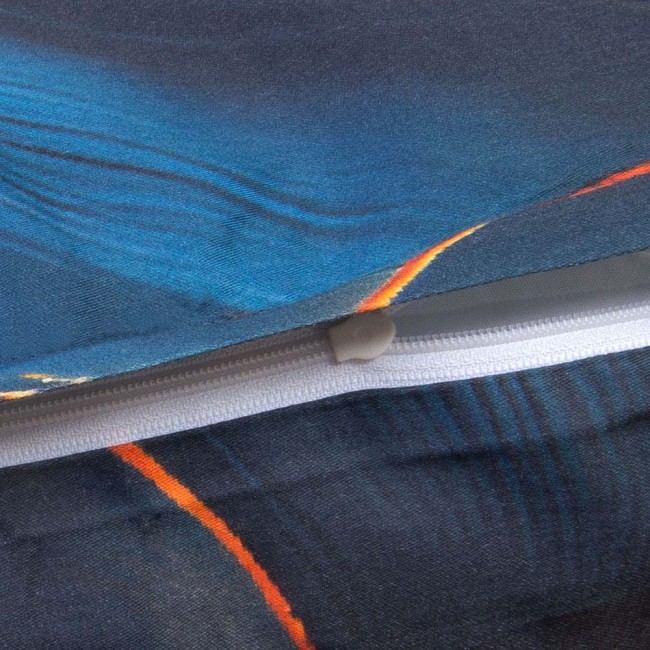 Zbliżenie na zamek błyskawiczny pościeli satyna bawełniana w kolorze niebieskim z motywem złotych kwiatów, ukazujące teksturę materiału oraz detal szycia. Pościel rozłożona, widać kontrastujące elementy wzoru.