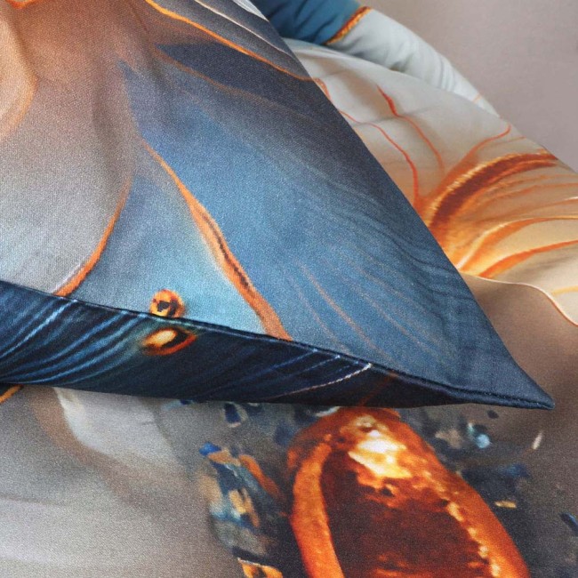 Pościel satyna bawełniana 160x200 Auroria z motywem złotych kwiatów na niebieskim tle. Ułożona w lekkim zarysie, z widoczną fakturą oraz wykończeniem brzegów. Tło zdjęcia jest neutralne, co podkreśla detale wzoru i kolory.