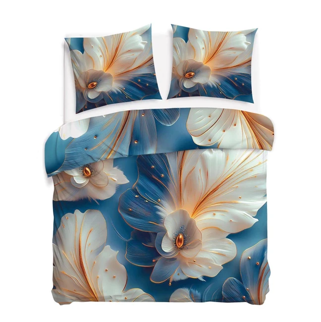 Pościel satyna bawełniana 180x200 Auroria w pastelowych odcieniach z dużymi, białymi kwiatami z pomarańczowymi akcentami na niebieskim tle. Ułożona rozłożona na białym tle. W zestawie dwie poduszki w tym samym wzorze. Materiał gładki, lśniący.