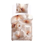 Pościel satyna bawełniana 140x200 Elize w jasnym beżowym kolorze z delikatnym wzorem kwiatów na kremowym tle. Zestaw zawiera poszewkę na poduszkę i pokrowiec na kołdrę, pokazany w układzie rozłożonym na białym tle.