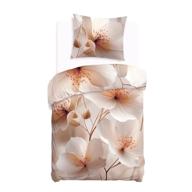 Pościel satyna bawełniana 140x200 Elize w jasnym beżowym kolorze z delikatnym wzorem kwiatów na kremowym tle. Zestaw zawiera poszewkę na poduszkę i pokrowiec na kołdrę, pokazany w układzie rozłożonym na białym tle.