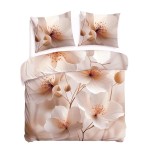 Pościel satynowa 180x200 w jasnym beżu z kwiatowym wzorem na kremowym tle. Złożona, ukazująca poduszkę oraz kołdrę z delikatnymi, pastelowymi dekoracjami. Tło białe, co podkreśla subtelność motywu i kolorystyki.