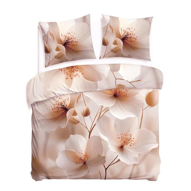 Pościel satynowa 180x200 w jasnym beżu z kwiatowym wzorem na kremowym tle. Złożona, ukazująca poduszkę oraz kołdrę z delikatnymi, pastelowymi dekoracjami. Tło białe, co podkreśla subtelność motywu i kolorystyki.