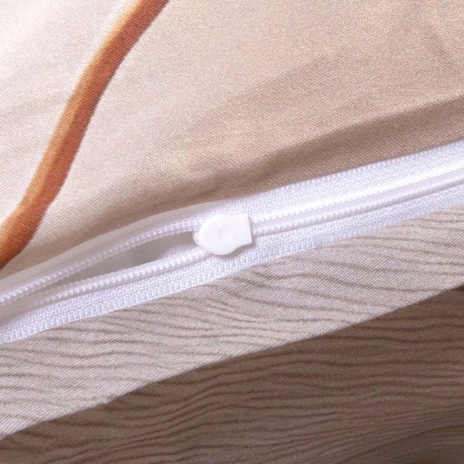 Zbliżenie na zamek błyskawiczny pokrowca na pościel satynową w jasnym beżu z delikatnym wzorem kwiatowym. Widać białą taśmę zamka oraz teksturę tkaniny. Przedmiot leży na gładkiej powierzchni o jasnym tle.