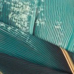 Pościel satyna bawełniana 140x200 Selvado w zielonym kolorze z wzorem liści i złotymi akcentami. Materiał jest teksturowany, miękki i błyszczący.