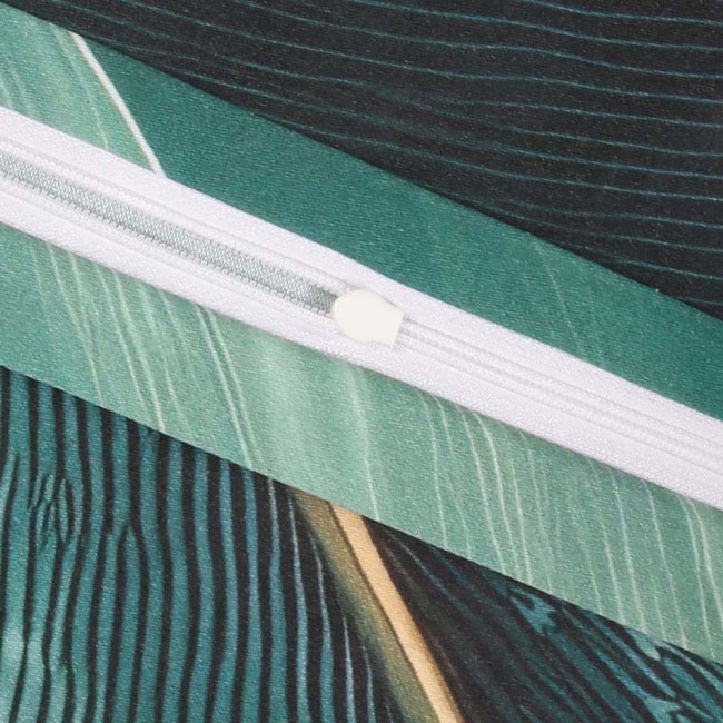 Zbliżenie na zamek błyskawiczny pościeli satynowej w kolorze zielonym z liściastym wzorem oraz złotymi akcentami. Widoczne detale tkaniny i struktura materiału, ujęcie ukazuje zamknięcie na górze poszwy.