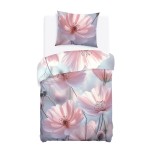 Pościel satynowa 140x200 w pastelowe, różowe kwiaty. Ułożona poziomo z poszewką na poduszkę w komplecie. Tło jasne, wyraźny wzór kwiatowy. Materiał satynowy o gładkiej fakturze, idealny do sypialni.