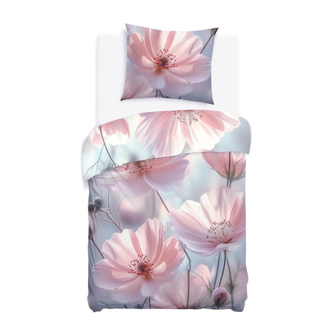 Pościel satynowa 140x200 w pastelowe, różowe kwiaty. Ułożona poziomo z poszewką na poduszkę w komplecie. Tło jasne, wyraźny wzór kwiatowy. Materiał satynowy o gładkiej fakturze, idealny do sypialni.