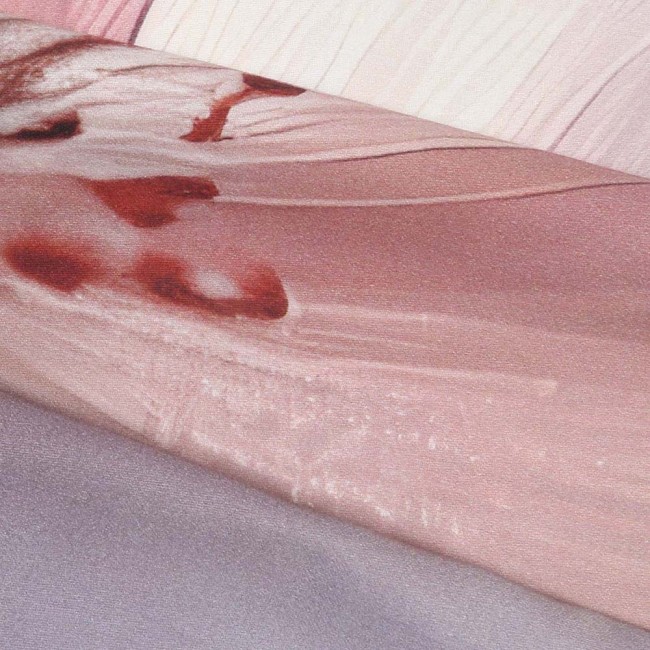 Pościel satyna bawełniana 140x200 w pastelowych różowych kolorach, z delikatnym wzorem kwiatowym. Złożona w dwa płaty, ukazuje fakturę materiału oraz subtelne detale ornamentów. Tło neutralne, pozwala na wydobycie kolorystyki i wzoru.