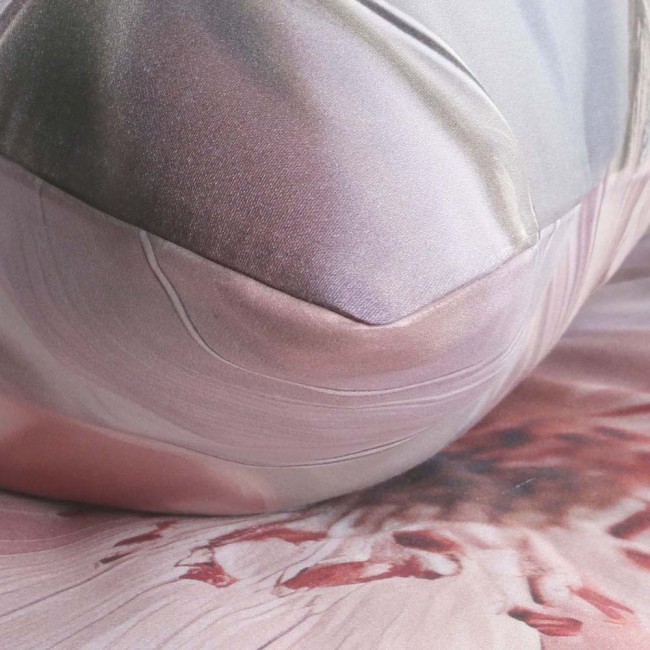 Pościel satyna bawełniana 140x200 Rosabella w pastelowe różowe kwiaty, w ujęciu zbliżeniowym. Widoczny fragment poszwy na kołdrę z gładką, błyszczącą fakturą, lekko zaokrąglonymi krawędziami. Tło neutralne, podkreślające wzór.