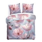 Pościel satynowa 180x200 Rosabella w pastelowe różowe kwiaty. Ułożona poziomo na łóżku, z poduszkami w tym samym wzorze. Materiał błyszczący, z delikatnym nadrukiem kwiatowym. Tło jasne, neutralne. W zestawie poszwa na kołdrę i dwie poszewki.