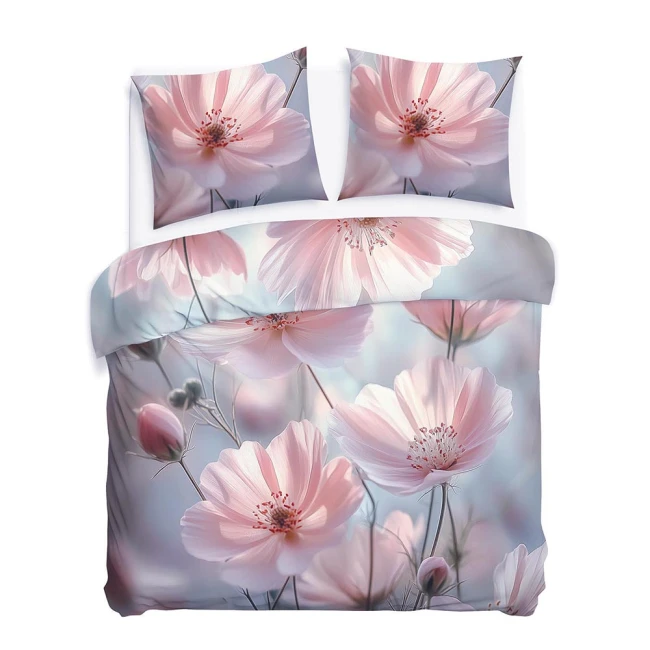 Pościel satynowa 180x200 Rosabella w pastelowe różowe kwiaty. Ułożona poziomo na łóżku, z poduszkami w tym samym wzorze. Materiał błyszczący, z delikatnym nadrukiem kwiatowym. Tło jasne, neutralne. W zestawie poszwa na kołdrę i dwie poszewki.