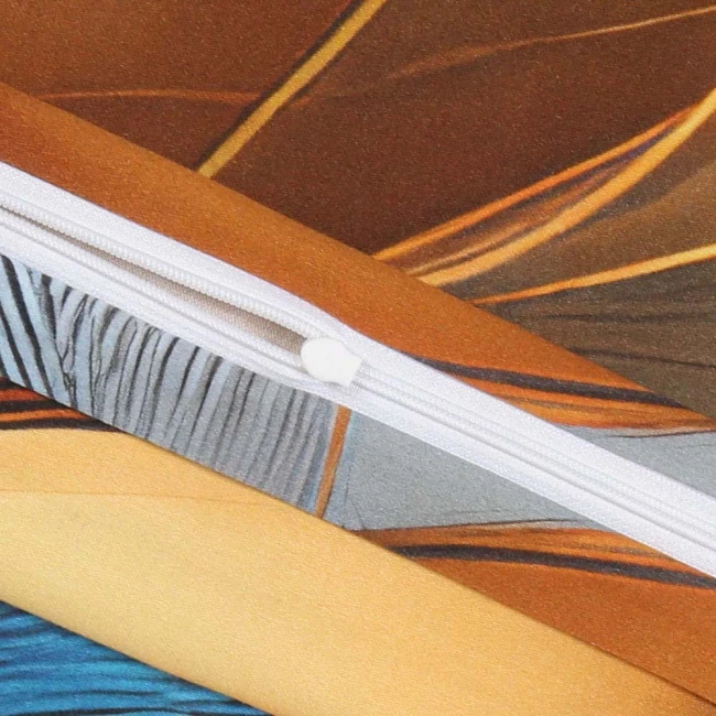 Zbliżenie na fragment pościeli satynowej bawełnianej Aurelia 140x200, ukazujący zamek błyskawiczny na kolorowym tle. Wzory złotych i niebieskich liści na brązowym oraz szarym tle, wykończenie w odcieniach złota. Tekstura gładka i lśniąca.