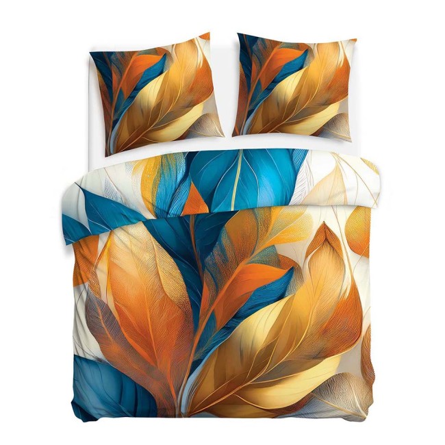 Pościel bawełniana w rozmiarze 180x200 cm, zdobiona wzorem w złote i niebieskie liście. Złożona na łóżku, na białym tle. Poduszki z takim samym wzorem leżą obok poszwy. Materiał satynowy o gładkiej fakturze.