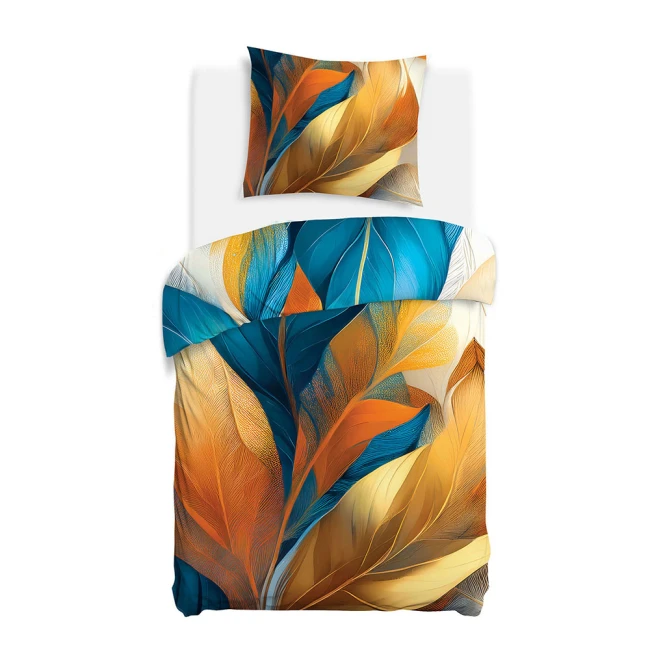Pościel satyna bawełniana 140x200 Aurelia z kolorowymi liśćmi w odcieniach złota, pomarańczu i niebieskiego. Złożona na białym tle, z widoczną poszewką na poduszkę. Materiał o delikatnej fakturze, wzór liści stworzony z subtelnymi szczegółami.