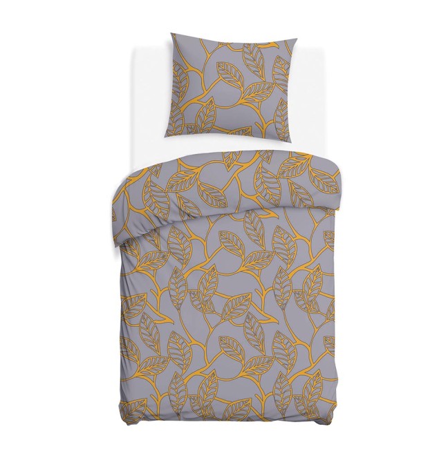 Pościel satyna bawełniana 140x200, w kolorze szarym z pomarańczowym wzorem liści. Zestaw składa się z poszwy na kołdrę i poduszki, leżący na białym tle, zbliżony kąt ujęcia. Materiał gładki, z wyraźnym nadrukiem.