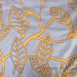 Pościel satyna bawełniana 180x200 w pomarańczowe liście na szarym tle. Wzór ze stylizowanymi liśćmi w kolorze pomarańczowym, na jedwabistym tle. Złożona na płasko, ukazująca szczegóły faktury oraz wykończenia materiału.
