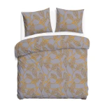 Pościel satyna bawełniana 220x200 w szaro-pomarańczowy wzór liści, w zestawie z dwoma poszewkami na poduszki. Ułożona poziomo, z widocznym nadrukiem na tkaninie. Tło jednolite, podkreślające detale wzoru, bez dodatkowych elementów.