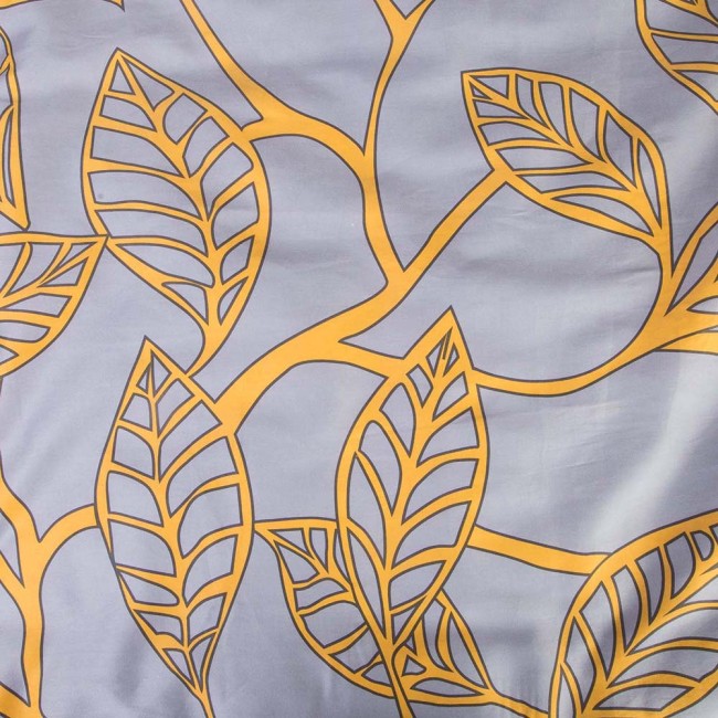 Pościel satyna bawełniana 220x200 cm w kolorze szarym z pomarańczowym wzorem liści. Zbliżenie na fakturę materiału, ukazujące szczegóły wzoru. Produkt leży na gładkim tle, co podkreśla jego dekoracyjny charakter.