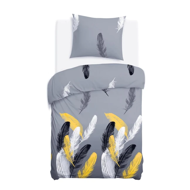 Pościel satyna bawełniana 140x200 Fevola w kolorze szaro-białym z akcentami w złocie przedstawia wzór piór na szarym tle. Pościel jest rozłożona na płasko z poduszką w zestawie, ukazując jej fakturę i detale.