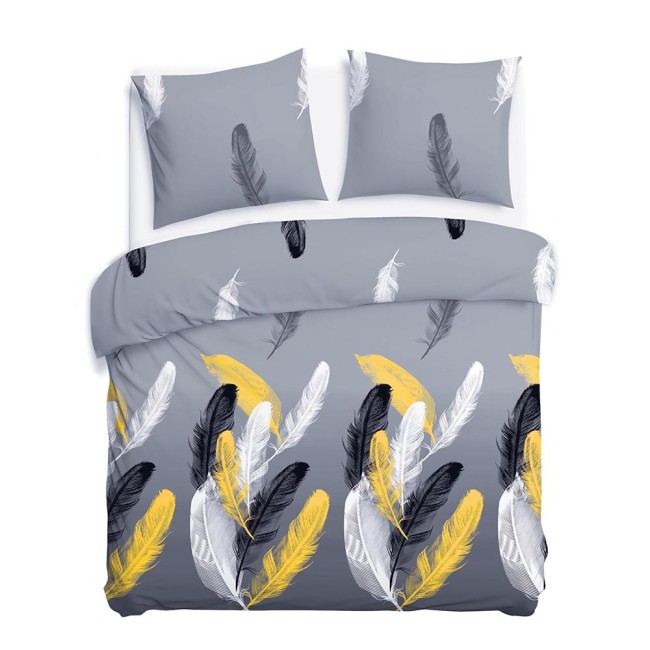 Pościel satyna bawełniana 160x200 z dużymi białymi, czarnymi i żółtymi piórami na szarym tle. Złożona, z dwoma poszewkami na poduszki w tym samym wzorze. Materiał gładki, o matowej fakturze, prezentowana na jednolitym tle.