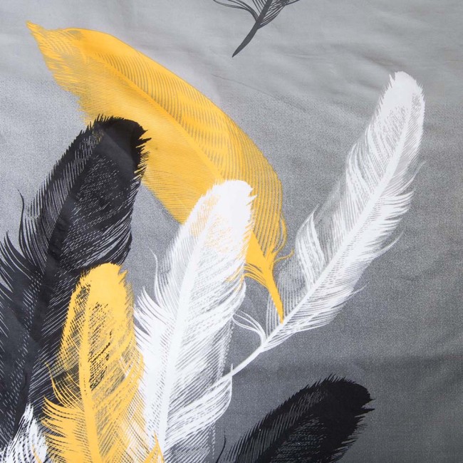 Pościel satyna bawełniana 160x200 cm w wzór białych, złotych i czarnych piór na szarym tle. Tkanina gładka, z delikatnym połyskiem. Złożona, ukazana na jednolitym tle, eksponująca szczegóły wzoru. Idealna do eleganckich aranżacji sypialni.
