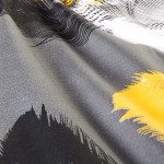 Pościel satyna bawełniana 220x200 w białe i złote pióra na szarym tle. Materiał gładki, z subtelnym połyskiem, wyraźny wzór piór. Produkt leżący, częściowo rozłożony, ukazujący detal tkaniny. Tło jasnoszare, jednolite, co podkreśla wzór.