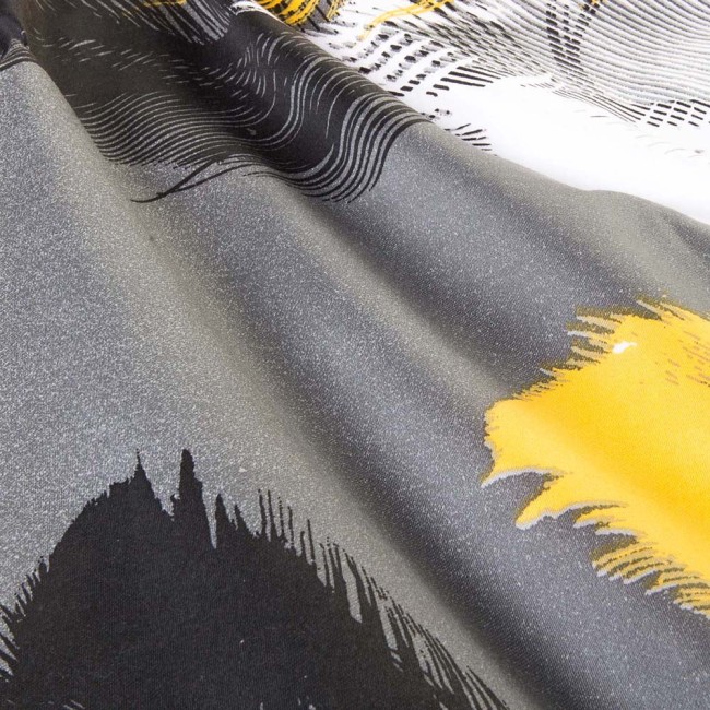 Pościel satyna bawełniana 220x200 w białe i złote pióra na szarym tle. Materiał gładki, z subtelnym połyskiem, wyraźny wzór piór. Produkt leżący, częściowo rozłożony, ukazujący detal tkaniny. Tło jasnoszare, jednolite, co podkreśla wzór.