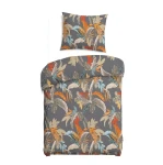 Pościel satyna bawełniana 140x200 w kolorze szarym z motywem tropikalnych liści. Złożona w centralnej części zdjęcia, z poduszką u góry. Wzór zawiera zielone, pomarańczowe oraz beżowe elementy. Świeża aranżacja na jednolitym tle.