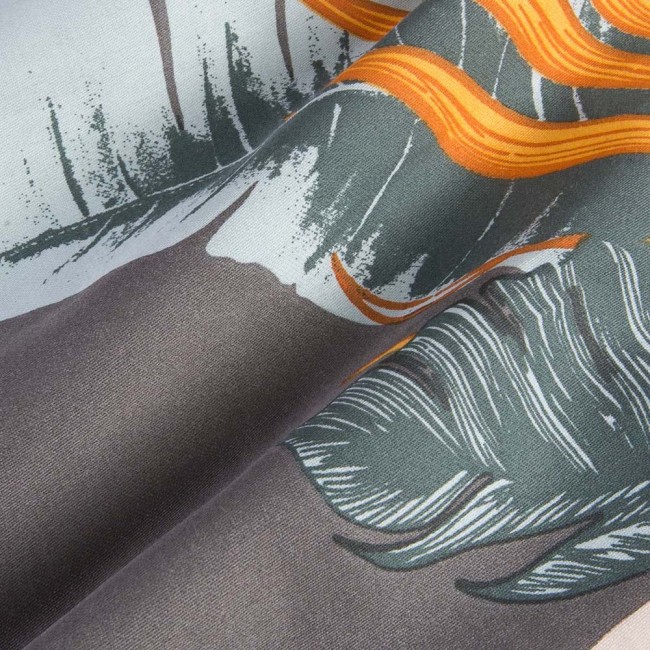 Pościel satyna bawełniana 140x200 Tropenza w tropikalne liście na szarym tle. Złożona w układzie płaskim, ukazuje detale wzoru roślinnego w odcieniach zieleni i pomarańczu. Materiał gładki, z lekkim połyskiem.