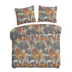 Pościel satyna bawełniana 180x200 w tropikalne liście na szarym tle, składająca się z poszwy na kołdrę i dwóch poszewek na poduszki. Produkt leży rozłożony na jednolitym tle, ukazując wzór w odcieniach zieleni, pomarańczy i beżu.