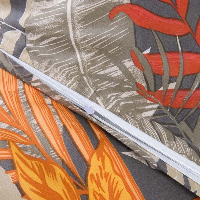 Pościel satyna bawełniana 180x200 w tropikalne liście na szarym tle. Detal z zapięciem na zamek błyskawiczny. Liście w odcieniach czerwieni i pomarańczy, wzór na tle w neutralnych tonach. Pozycja rozłożona, ukazująca fakturę materiału.