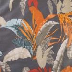 Pościel satyna bawełniana 220x200 cm w motyw tropikalnych liści na szarym tle. Wzór z różnokolorowymi liściami w odcieniach zieleni, czerwieni, pomarańczy i beżu, wykonana z gładkiego materiału. Produkt rozłożony, z widoczną fakturą tkaniny.