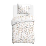 Pościel satyna bawełniana 140x200 z delikatnym kremowym wzorem kwiatów na białym tle, złożona z kołdry i poduszki. Ujęcie z góry, prezentujące sezonowe motywy florystyczne na gładkiej, matowej tkaninie.